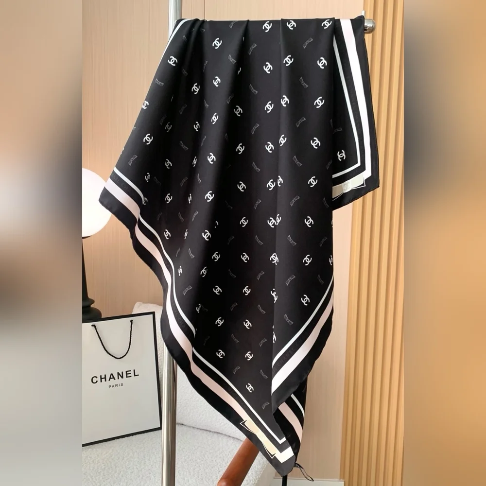 CHANEL elegant black